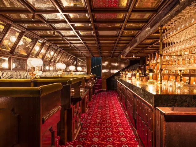 Restaurant Sir Winston Paris, imitation bois sur les plafonds, comptoir et tables